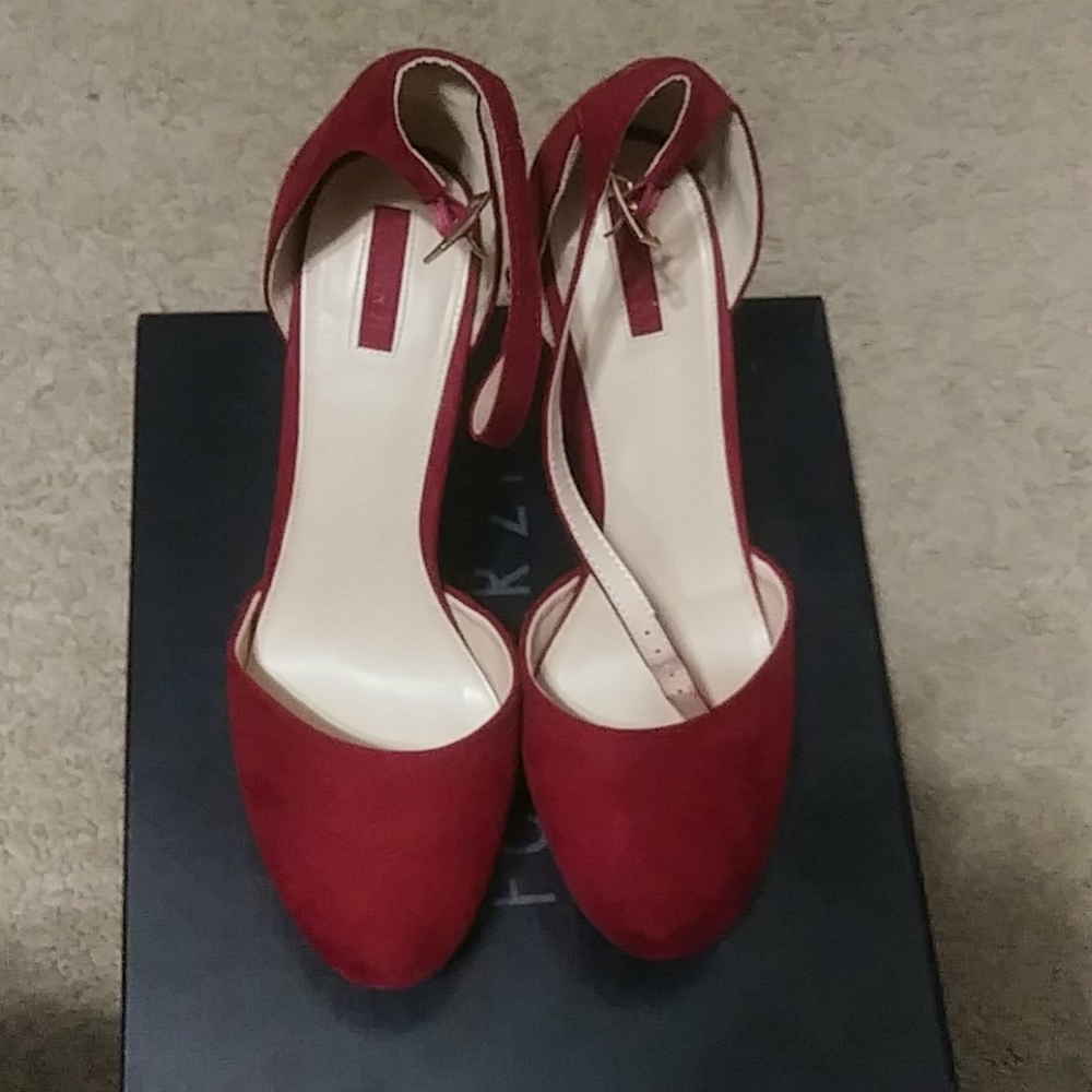!! LIKE NEW !! Pretty Maroon 5inch heels